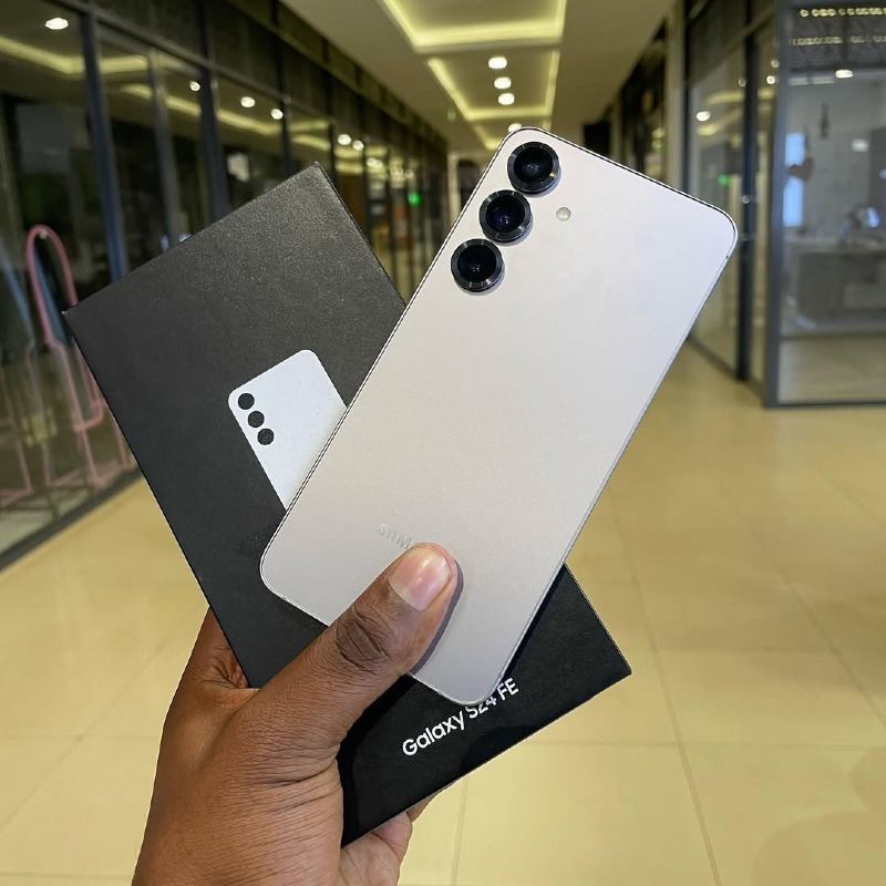 Samsung Galaxy S24 FE – 4700mAh – 256GB ROM – 8GB RAM – Android – 50MP + 8MP + 12MP Rear Cameras – 10MP Front Camera – USB-C – 5G – Under Display Fingerprint – Dynamic AMOLED 2X – 120Hz – IP68 Water & Dust Resistant