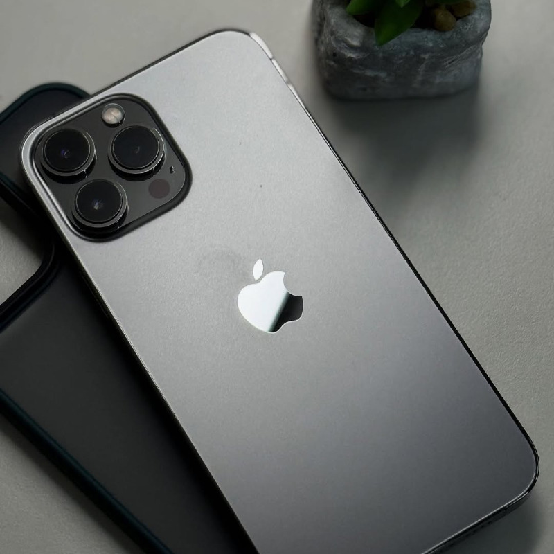 iPhone 13 Pro Max – Brand New – 256GB – 5G – Face ID – 6.7" Super Retina XDR Display with ProMotion – 12MP Triple Rear + 12MP Front Camera – A15 Bionic Chip – MagSafe Charging – All-Day Battery – Factory Unlocked – No Installment or EasyBuy.