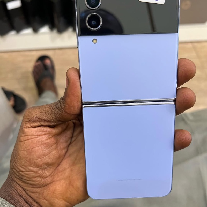 Samsung Galaxy Z Flip 4 (UK Used) – 3700mAh – 128GB ROM – 8GB RAM – Android – 6.7" Dynamic AMOLED 120Hz – Dual 12MP Camera – 10MP Front – USB-C – 5G – Side Fingerprint – Foldable Design – IPX8.